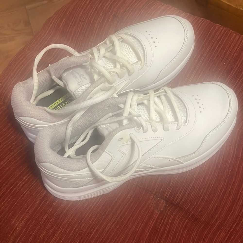 Woman 7.5 Reebok sneakers Worn once like new